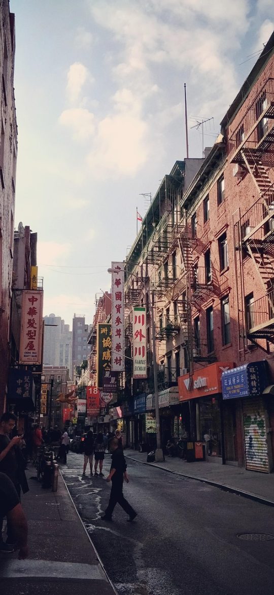 heiliao App 主界面时间线视图，多条信息卡片垂直排列，顶部有分类筛选标签，整体色调沉稳